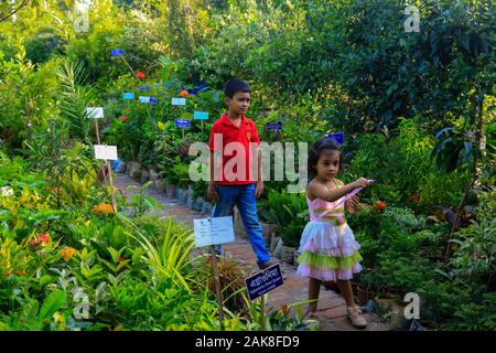 Besucher im Monat - lange Nationale Baum Fair an der Sher-e-Bangla Nagar in Dhaka, Bangladesh. Stockfoto