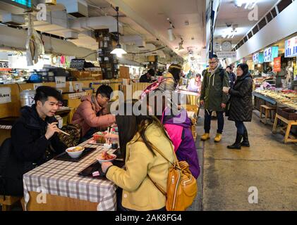 Aomori, Japan - Nov 4, 2019. Einheimische, Touristen und Reisende essen Furukawa Fischmarkt in Aomori, Japan zu Kaufen. Stockfoto