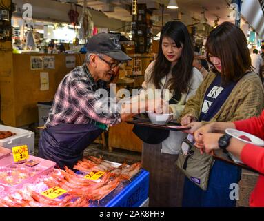 Aomori, Japan - Nov 4, 2019. Einheimische, Touristen und Reisende essen Furukawa Fischmarkt in Aomori, Japan zu Kaufen. Stockfoto