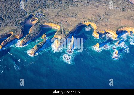 Panoramablick Luftaufnahme der Loch Ard Gorge, Tom und Eva (Insel Torbogen) und der Razorback im Port Campbell National Park, Victoria, Australien Stockfoto