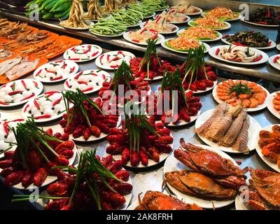 Meeresfrüchte in Shilin Night Market in Taipeh, Taiwan. Shilin ist einer der bekanntesten und größten Nachtmärkte in Taiwan. Stockfoto