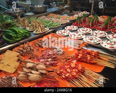 Meeresfrüchte in Shilin Night Market in Taipeh, Taiwan. Shilin ist einer der bekanntesten und größten Nachtmärkte in Taiwan. Stockfoto