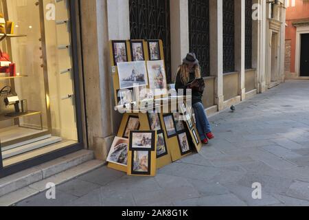 Venezianische Künstlerin Selling Ihre Arbeit Auf Den Straßen Von Venedig Italien Stockfoto