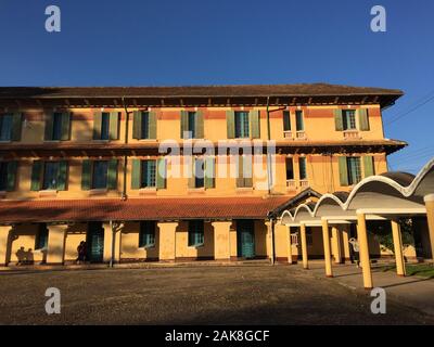 Dalat, Vietnam - 25.November 2017. Blick auf Grand Lycee Yersin Schule in Dalat, Vietnam. Die Schule wurde 1927 in Dalat gegründet, um die Kinder zu erziehen Stockfoto