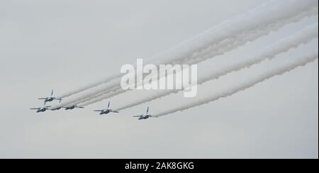 Iruma, Japan - Nov 3, 2019. F-86 Sabre Blau Impuls Aerobatic Demonstration Team der Japan Air Verteidigung-kraft (Jasdf) Fliegen für die Anzeige in Ir Stockfoto