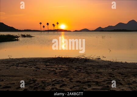 Schönen Sonnenuntergang in Malampuzha Reservoir, Ansicht von Kava View Point Palakkad, Kerala, Indien. Kava ist ein kleines Dorf in Palakkad Bezirk von Kerala stat Stockfoto