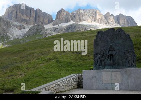 Denkmal für Fausto Coppi im Pordoipass Dolomiten in Die Alpen Italien Stockfoto