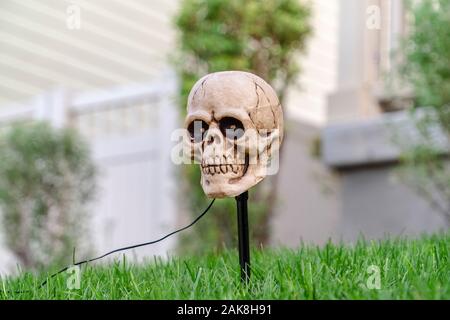 Gruselige Halloween Exterieur Licht in Form von Schädel Stockfoto