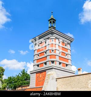 Schöne Aussicht auf den Turm namens Rotes Tor in Augsburg in Bayern Stockfoto