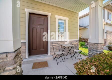 Kleiner Tisch und Stühle im Außenbereich Terrasse Stockfoto