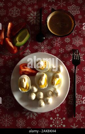 Gesunde ketogenic Frühstück. Keto low-carb gekochte Eier mit hausgemachte Mayonnaise und Mozzarella. Die beste Diät für das Gehirn. Stockfoto