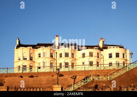 Brighton, Sussex, England, Vereinigtes Königreich, 12-02-2019 UK, eine typische Reihe weißer Geogian stil Reihenhäuser, direkt an der Strandpromenade von Brighton angehoben, Stockfoto