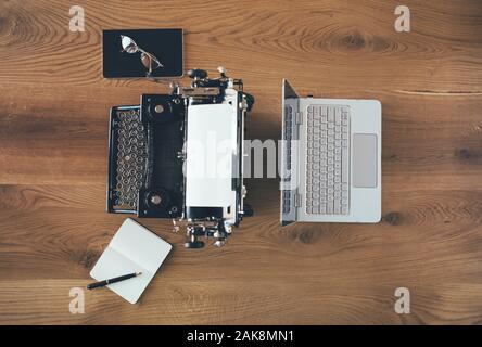 Schreibmaschine im Vergleich zu Laptop, alt im Vergleich zu neu Stockfoto