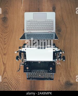 Schreibmaschine im Vergleich zu Laptop, alt im Vergleich zu neu Stockfoto