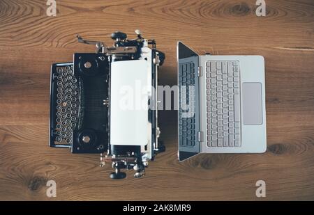 Schreibmaschine im Vergleich zu Laptop, alt im Vergleich zu neu Stockfoto