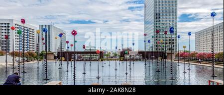 Frankreich, Paris: Blick von Takis Pool und Wolkenkratzer in Paris La Defense mit dem Triumphbogen im Hintergrund. Stockfoto