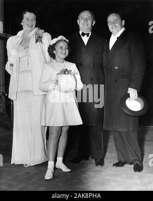 Kinderstar Shirley Temple mit ihrer Mutter Gertrude Tempel und Vater George Tempel und Produzent Darryl F. ZANUCK bei Hollywood Premiere der kleine Prinzessin Februar 1939 Twentieth Century Fox Stockfoto