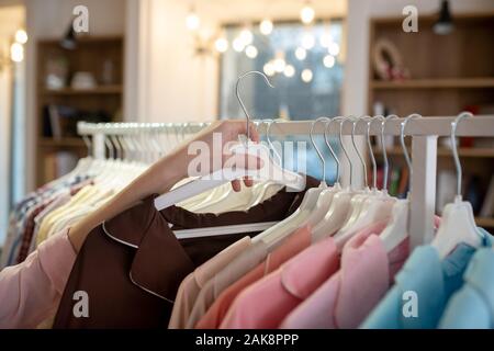 Präsentation der Kostüme für stilvolle Frauen im Show room. Stockfoto