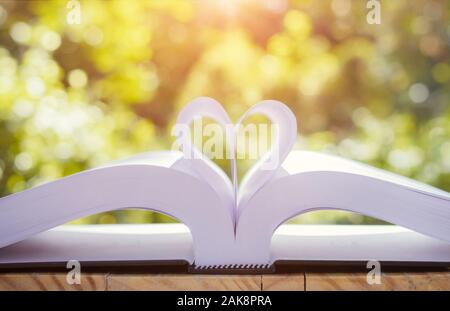 Bücher auf einem Tisch, herzförmige, bokeh Hintergrund Stockfoto