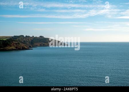 Der Blick auf St Anthony Head und den Leuchtturm von St. Mawes, Cornwall, Großbritannien Stockfoto