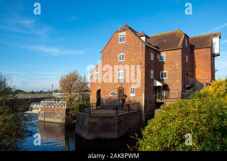 River Flood Control Systems durch restaurierte Abtei Mühle in Stroud, Gloucestershire, Severn Vale, England, UK, Europa Stockfoto