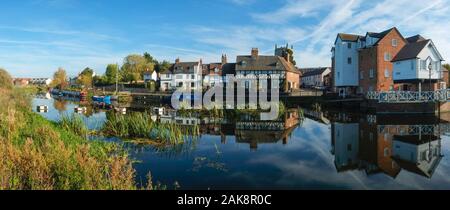 River Flood Control Systems durch restaurierte Abtei Mühle in Stroud, Gloucestershire, Severn Vale, England, UK, Europa Stockfoto