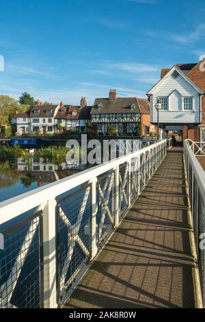 River Flood Control Systems durch restaurierte Abtei Mühle in Stroud, Gloucestershire, Severn Vale, England, UK, Europa Stockfoto