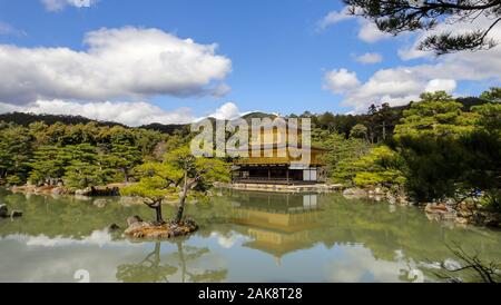 Kinkaku-ji Tempel des Goldenen Pavilion', offiziell genannten Rokuon-a zen-buddhistischen Tempel in Kyoto, Japan Ji. Es ist eines der beliebtesten Gebäude Stockfoto