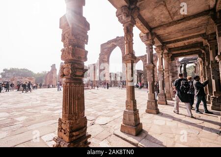 New Delhi, Indien - Januar 5, 2020: Touristen genießen Qutub Minar complex und Ruinen Stockfoto