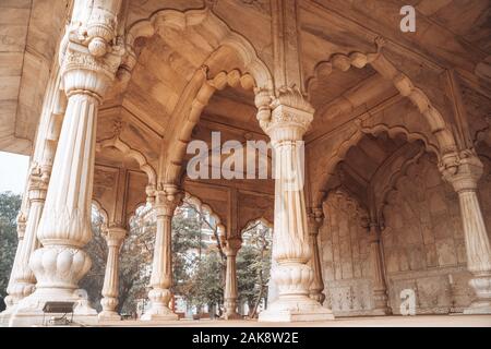 Im Inneren des alten Sawan Pavillon, in das Red Fort in Delhi Indien Stockfoto