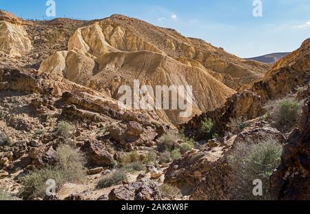 Die felsigen Wasserfall von nahal karkash im negev Hochland, in der die Vielfalt der geologischen Phänomene und Wüste Vegetation Stockfoto