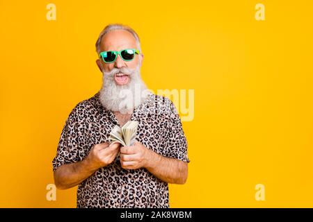 Portrait von Crazy lustig funky alten bärtigen Mann hipster reich Millionär in grün Brillen Brillen zählen große Summe Geld schreien tragen Leopard Stockfoto