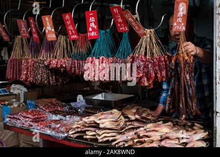 HongKong, China - November, 2019: Metzger Fleisch verkaufenden auf der Straße Markt Store in Hongkong Stockfoto