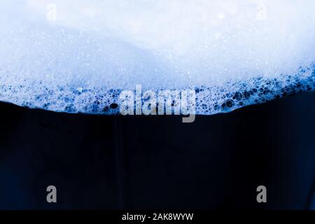 Blasen Schaumstoff weiß waschen Dusche Stockfoto