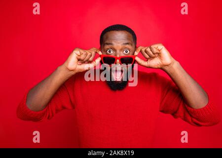 Close-up Portrait seiner er schöne attraktive Heiter Heiter froh bärtigen Kerl, Spezifikationen von unglaublichen Nachrichten Sommerferien über helle isoliert Stockfoto