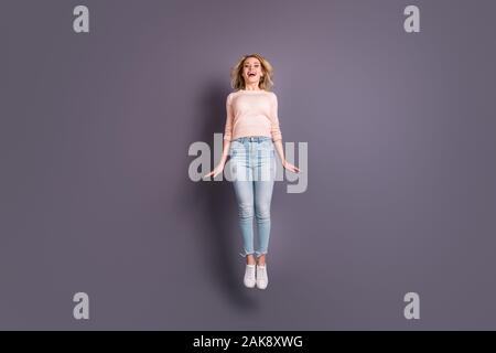 Volle Länge Foto lustige Dame springen hoch wettbewerbsfähigen sportliche Stimmung tragen Casual stylisches Outfit graue Farbe Hintergrund isoliert Stockfoto