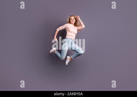 Voller Körper Foto der hübschen Dame springen hoch wettbewerbsfähigen sportliche Stimmung tragen Casual stylisches Outfit graue Farbe Hintergrund isoliert Stockfoto