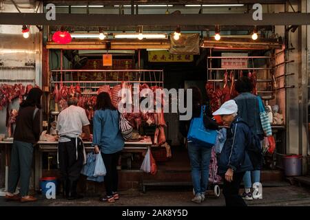 HongKong, China - November, 2019: Metzger Fleisch verkaufenden Menschen auf der Straße Markt Store in Hongkong Stockfoto