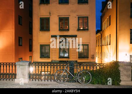 Stockholm, Schweden. Nacht Blick auf traditionelle Stockholmer Straße. Wohngebiet, gemütliche Straße in der Innenstadt. Osterlanggatan Straße im historischen Viertel Stockfoto