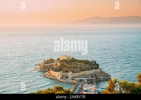 Provinz Aydin, Kusadasi, Türkei. Draufsicht des Pigeon Island. Alte 14.-15. Jahrhundert Festung auf guvercin Adasi in die Ägäis. Bird Island. Stockfoto