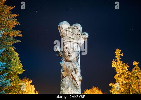 Ruzhany, Region Brest, Belarus. Sternenhimmel über Skulpturen aus Holz Figuren der Belarussischen historischen Zeichen im Herbst Nacht. Sehenswürdigkeit unter Nacht S Stockfoto