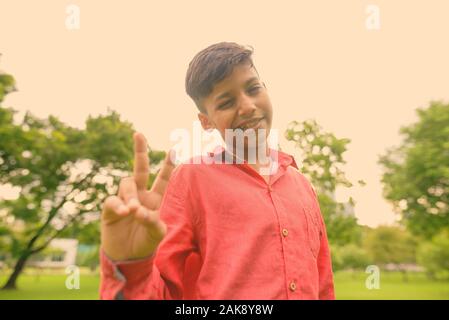 Porträt der Jungen Entspannung im Park Stockfoto