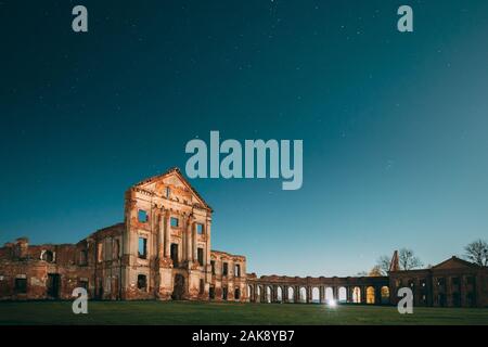 Ruzhany, Region Brest, Belarus. Nacht Sternenhimmel über Ruzhany Palace. Berühmte Beliebte historische Wahrzeichen unter Nacht Sterne. Nacht ansehen. Stockfoto