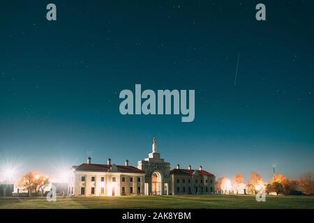 Ruzhany, Region Brest, Belarus. Nacht Sternenhimmel über Tore zu Ruzhany Palace berühmten Beliebte historische Wahrzeichen unter Nacht Sterne. Nacht ansehen. Stockfoto