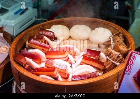 Chinatown Nankin-Machi in Motomachi, Kobe, Japan. Chinese Street Food in Holz- Dampfaufsatz, Gua Bao, Taiwanesisch Hamburger und Chimaki, Reis Kugeln. Stockfoto