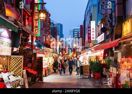 Chinatown Nankin-Machi in Motomachi, Kobe, Japan. Abend Blick entlang voll belebten Straße der Chinesischen Imbissbuden und Restaurants auf beiden Seiten. Stockfoto