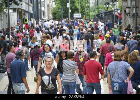 Menschen, Einkaufsstraße Av Francisco I. Madero, Mexiko Stadt, Mexiko Stockfoto