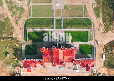 Kosava, Belarus. Antenne Vogelperspektive von berühmten Beliebte historische Wahrzeichen Kosava Schloss. Puslowski Palastes Schloss. Wahrzeichen und Erbe. Stockfoto