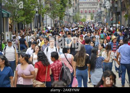 Menschen, Einkaufsstraße Av Francisco I. Madero, Mexiko Stadt, Mexiko Stockfoto