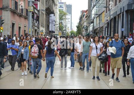 Menschen, Einkaufsstraße Av Francisco I. Madero, Mexiko Stadt, Mexiko Stockfoto